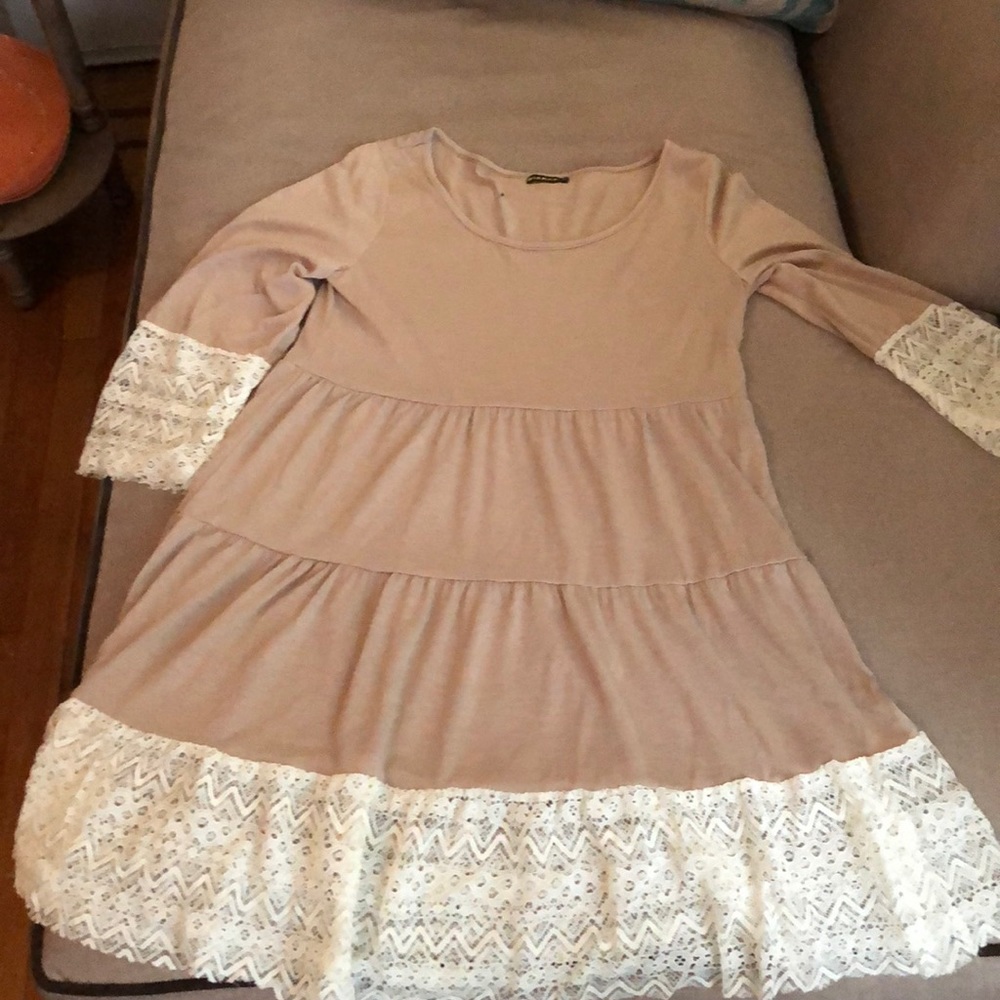 Beige flowy dress with lace trim